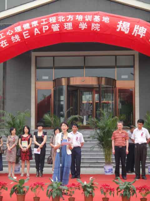 1731567176617466.jpg 楊萍副總裁宣讀授權書.jpg